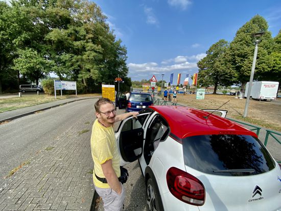 Die Fähre kommt: Christian Serr wartet mit anderen Ausflüglern an seinem Auto in Plittersdorf auf seine Überfahrt nach Seltz. 