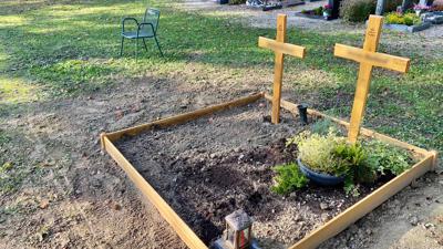 Verwischte Spuren: Das verwüstete Grab auf dem Friedhof in Rastatt-Wintersdorf haben städtische Mitarbeiter wieder notdürftig hergerichtet. Die Erde im Gras daneben zeugt noch von der Tat. 