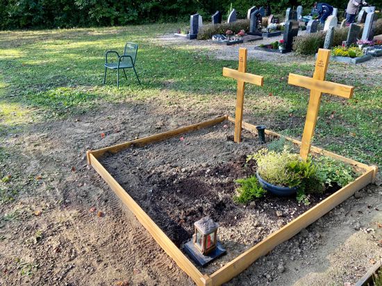 Verwischte Spuren: Das verwüstete Grab auf dem Friedhof in Rastatt-Wintersdorf haben städtische Mitarbeiter wieder notdürftig hergerichtet. Die Erde im Gras daneben zeugt noch von der Tat. 