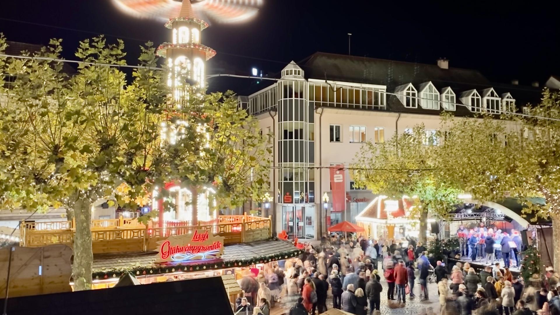 Endlich wieder: Der Rastatter Weihnachtsmarkt zieht mit seinen funkelnden Lichtern zur Eröffnung zahlreiche Besucher an. Der Budenzauber bleibt bis Mittwoch, 23. Dezember, in der Innenstadt. 