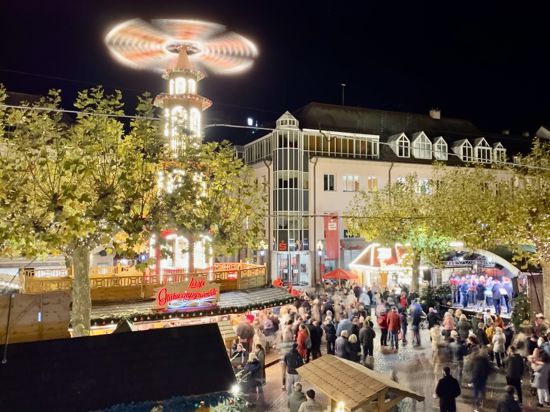 Endlich wieder: Der Rastatter Weihnachtsmarkt zieht mit seinen funkelnden Lichtern zur Eröffnung zahlreiche Besucher an. Der Budenzauber bleibt bis Mittwoch, 23. Dezember, in der Innenstadt. 