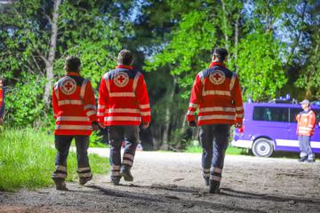 Rettungskräfte suchen am Altrhein bei Rastatt-Plittersdorf nach einer vermissten Frau.
