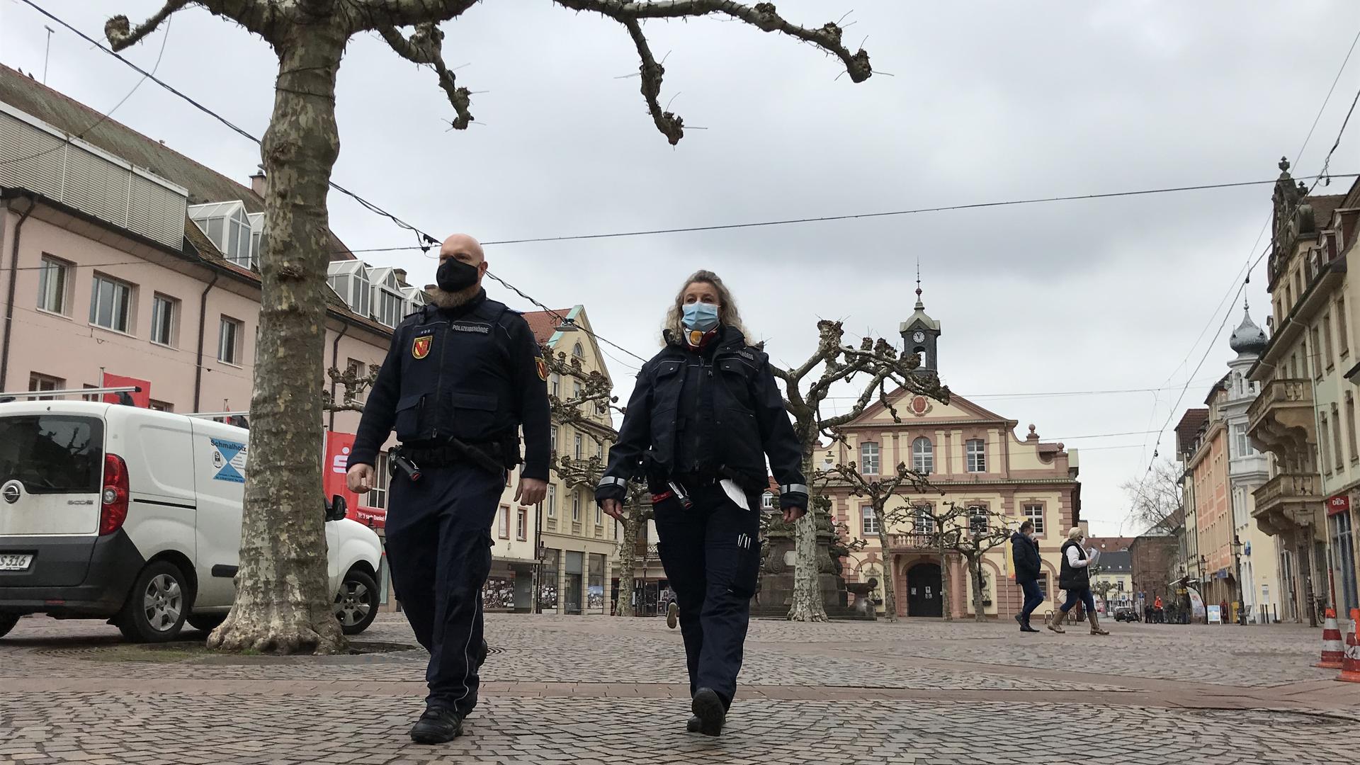 Auf Streife: Stadtpolizisten sind auf dem Marktplatz von Rastatt unterwegs. Insgesamt hat die Bußgeldstelle der Stadt im vergangenen Jahr 1.257 Anzeigen in Zusammenhang mit der Corona-Verordnung veranlasst. 