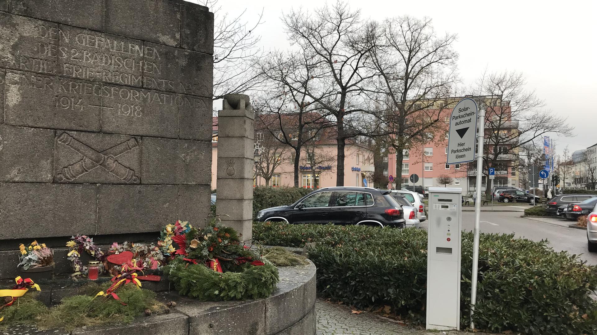 Zieht bald um: Das 30er Denkmal auf dem Postplatz soll bald in den Schlossgarten umziehen. Viel mehr passiert dann aber erstmal nicht.