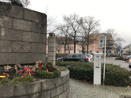 Zieht bald um: Das 30er Denkmal auf dem Postplatz soll bald in den Schlossgarten umziehen. Viel mehr passiert dann aber erstmal nicht.