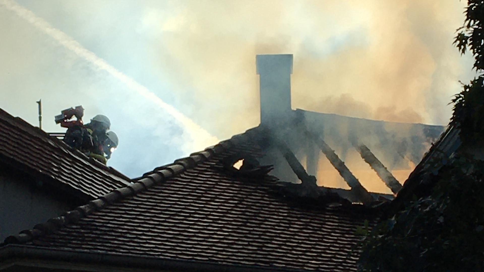 Der Dachstuhl in Rastatt scheint komplett ausgebrannt zu sein.
