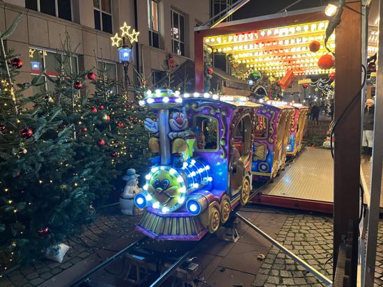 Kinder-Bimmelbahn auf dem Weihnachtsmarkt