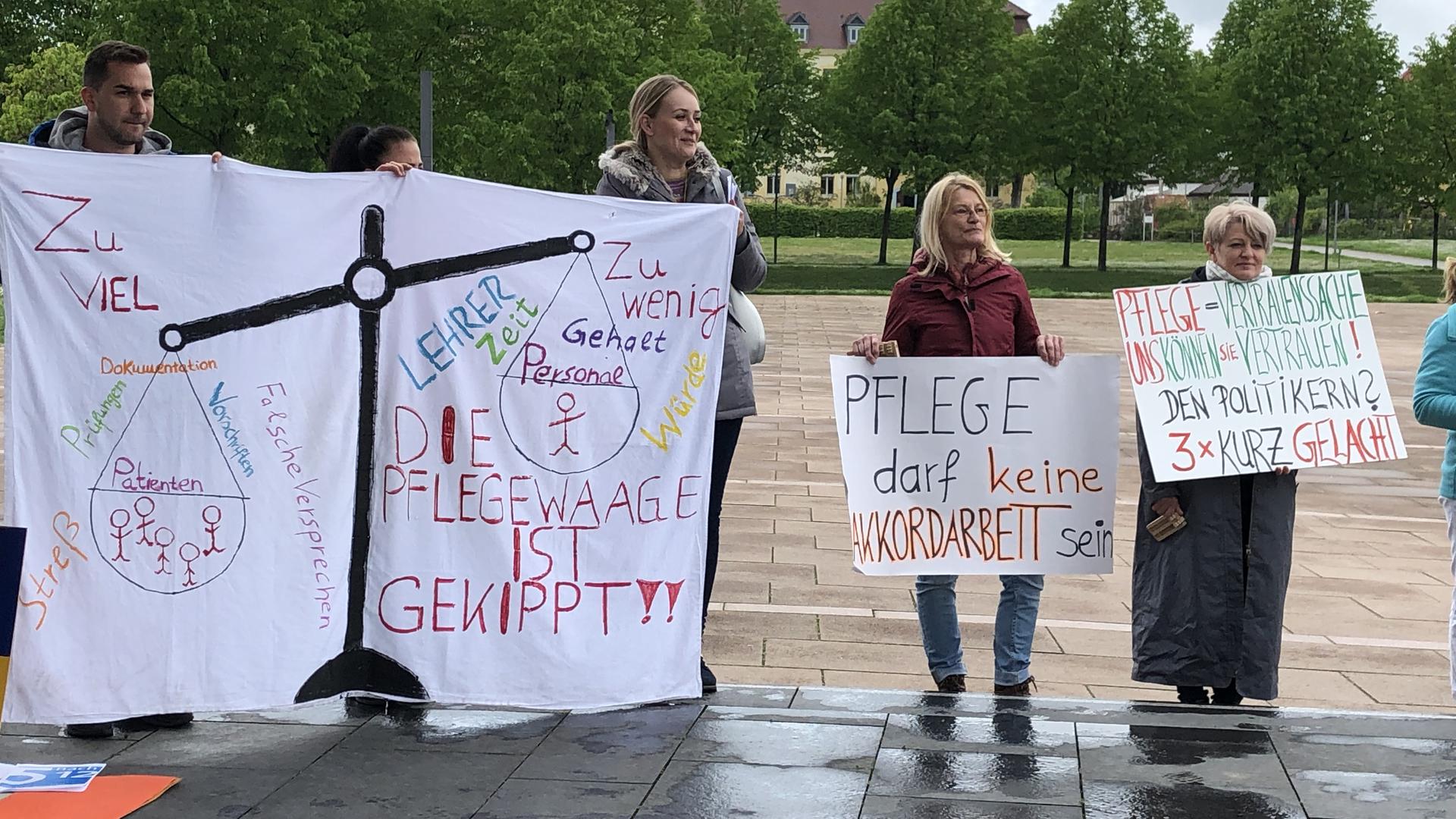 "Die Pflegewaage ist gekippt": Pflegekräfte demonstrieren vor dem Landratsamt Rastatt für bessere Arbeitsbedingungen in der Branche