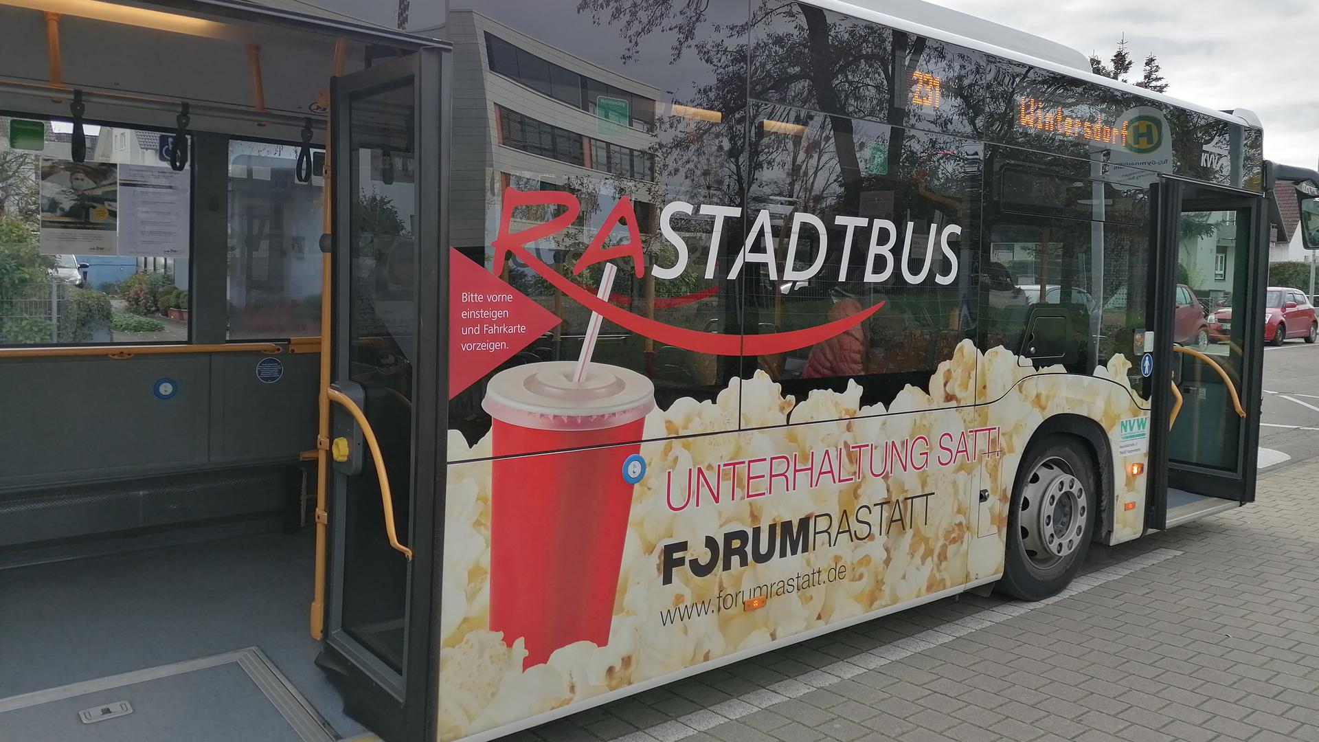 Bus mit geöffneten Türen an der Haltestelle vor dem Tulla-Gymnasium in Rastatt