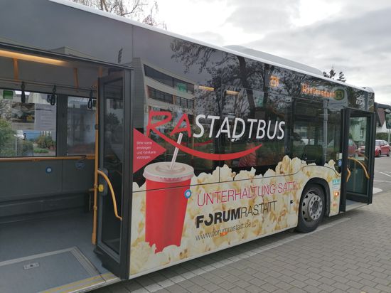 Bus mit geöffneten Türen an der Haltestelle vor dem Tulla-Gymnasium in Rastatt