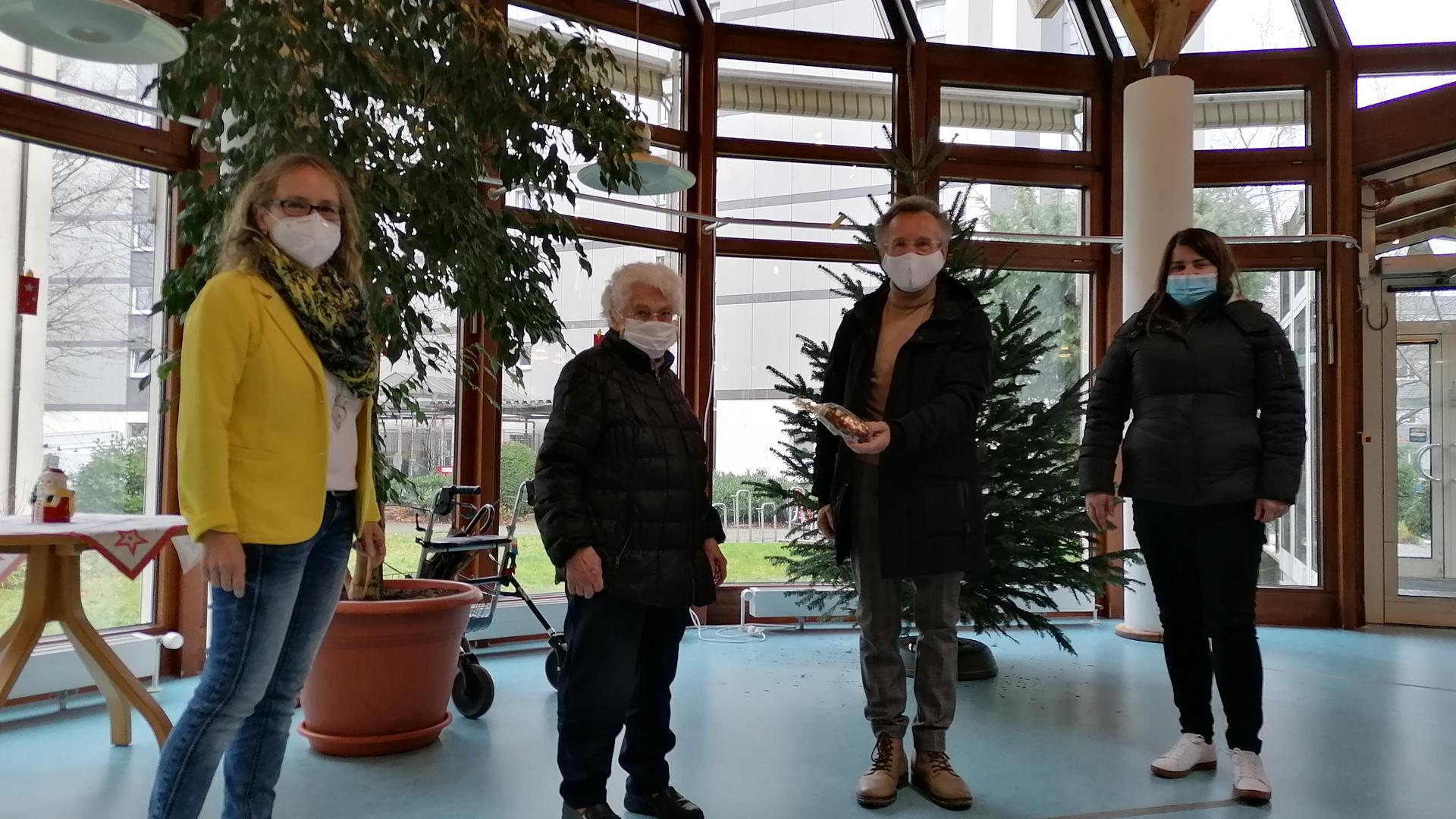 Klaus Peter Hellwig (Zweiter von rechts) und Sarah Schereda (rechts) von der Seniorenhilfe Rastatt besuchen die 93-jährige Elisabeth Bockel (Zweite von links) und übergeben ihr ein kleines Weihnachtsgeschenk. Mit dabei auch Annette Westhof, die kaufmännische Leiterin im Martha-Jäger-Haus in Rastatt.