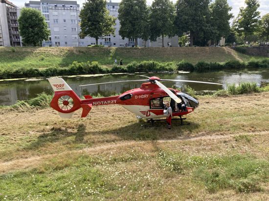 Ein DRK-Helikopter am Rastatter Murgufer.