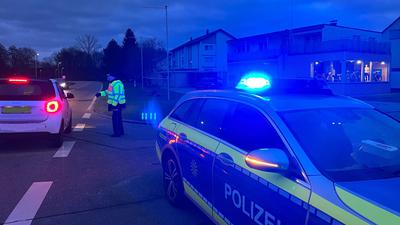 Überall in Niederbühl zuckt am Freitagabend Blaulicht, ständig heulen Sirenen. Die Polizei sperrt die Straßen ab im Vorfeld der Sprengung einer Weltkriegsbombe.