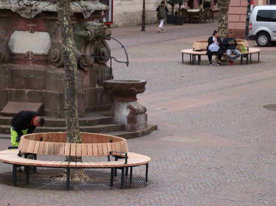 Runde Sitzbänke auf dem Marktplatz.