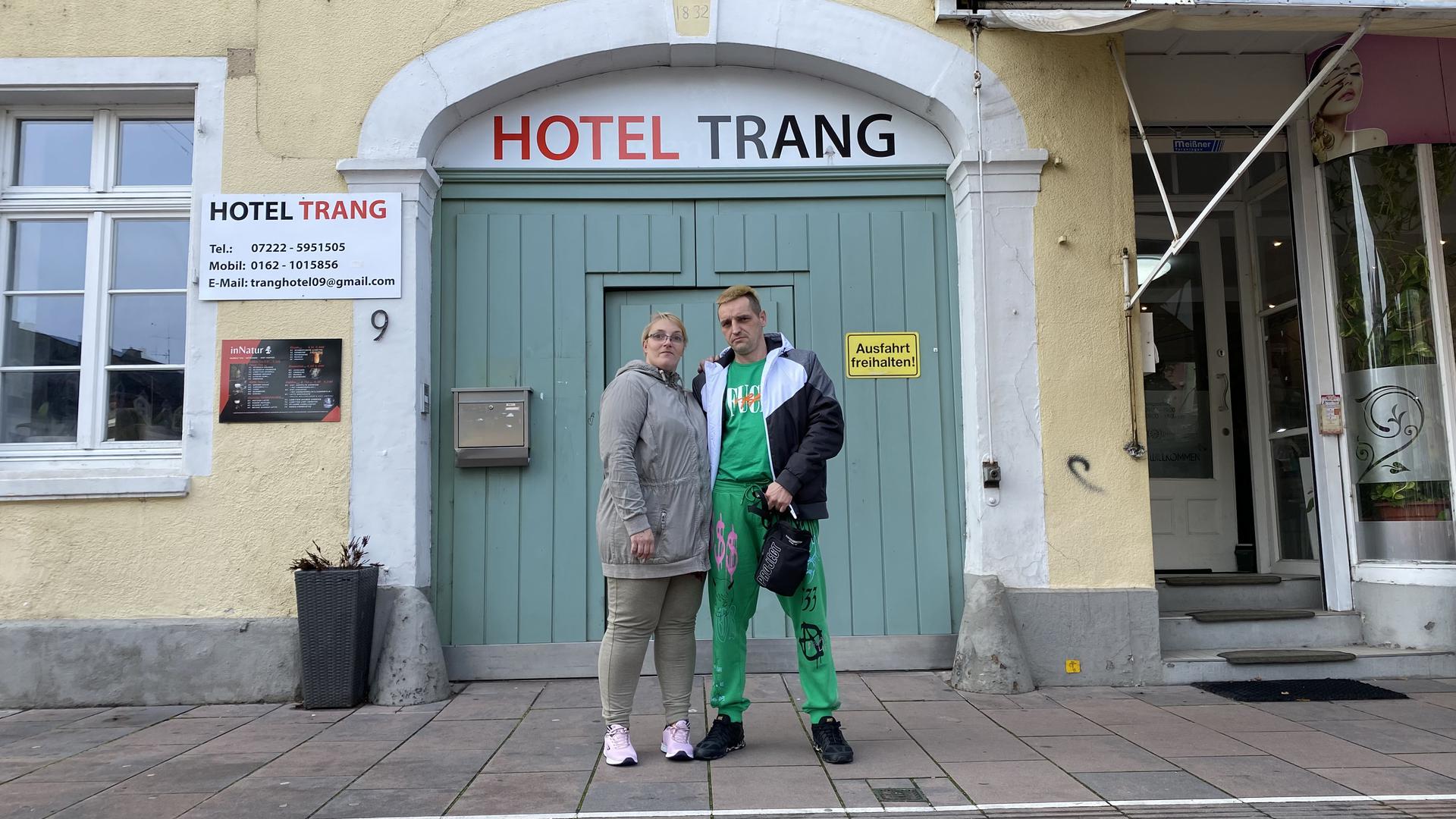 Unterschlupf im Hotel: Alexa Meier und Sven Horn tragen Kleidung, mit der sie sich notdürftig ausgestattet haben. Die Umhängetasche ist das einzige, was nach dem brand von ihrem Besitz übrig ist.