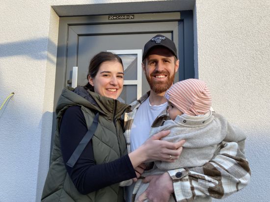 Sie konnten auf die tatkräftige Unterstützung der Familie zählen: Carmen und Patrick Heck haben sich den Traum vom Einfamilienhaus mit viel Eigenleistungen verwirklicht. Mit Baby Leonie zogen sie vor rund zwei Monaten in den Neubau.