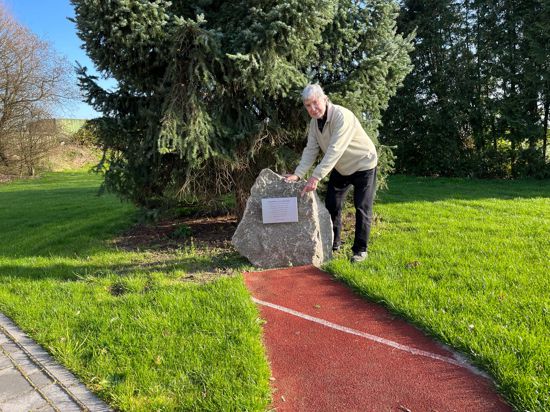 Eine rund vier Meter lange Tartanbahn weist auf dem Golfplatz jetzt den Weg zum Gedenkstein  von Heinz Fütterer.  Herbert Nold, ein enger Freund von Fütterer, ist mit dem Standort sehr zufrieden.  