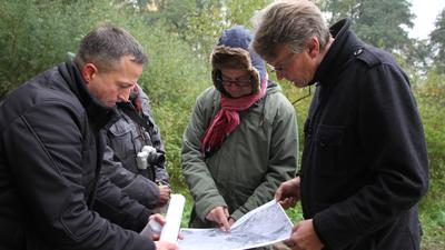 Exkursion mit Thomas Hentschel (rechts): Wolfgang Huber (Mitte) erläutert Auswirkungen auf Tiere. Moritz Dekorsy (links) spricht über den Radschnellweg.