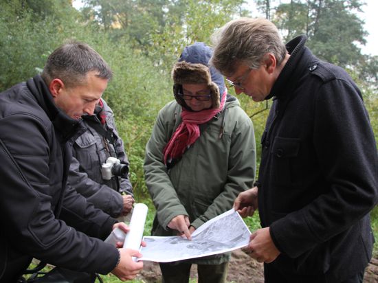 Exkursion mit Thomas Hentschel (rechts): Wolfgang Huber (Mitte) erläutert Auswirkungen auf Tiere. Moritz Dekorsy (links) spricht über den Radschnellweg.