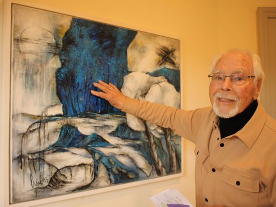 Professor Walter Schiementz steht vor einem seiner Gemälde.