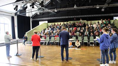 Gut besucht: 100 Schüler befragen in der Reithalle auf Einladung der Jugenddelegation die Befürworter und Gegner des Standorts „Am Münchfeldsee“.