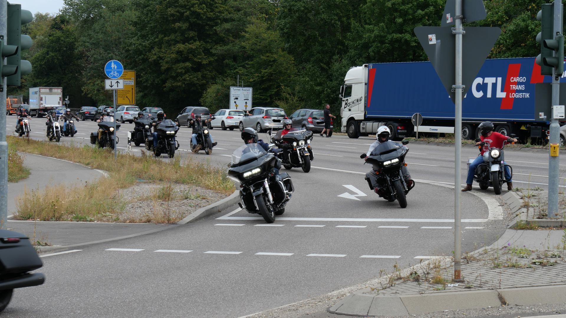 Motorradfahrer der Hells Angels fahren von Ötigheim in Richtung Rastatt.