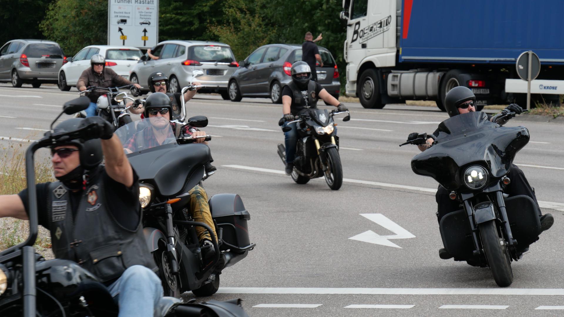 Mehrere Hells Angels fahren mit ihren Motorrädern an der B3.