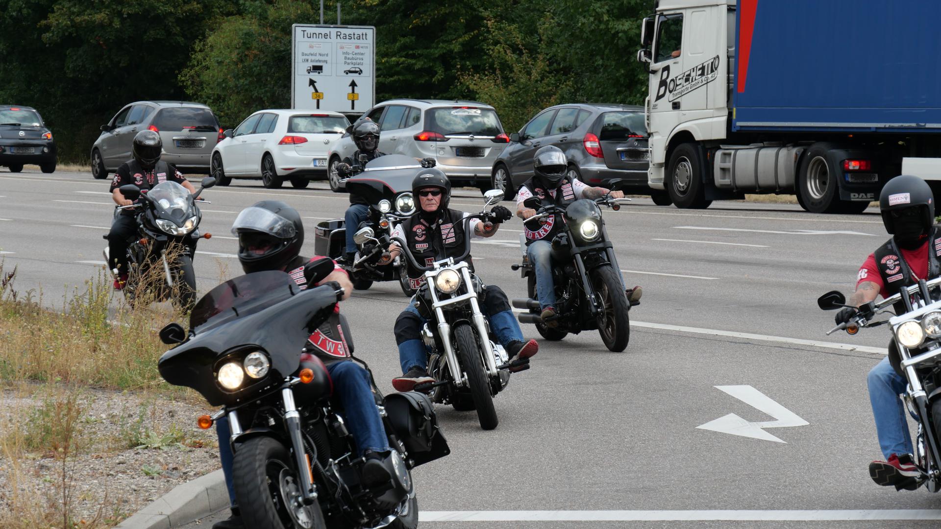 Mehrere Motorradfahrer der Hells Angels biegen an der B3 in Rastatt auf die B462.
