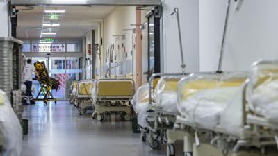 Ein Flur in einem Krankenhaus, am Bildrand stehen Patuentenbetten bereit.