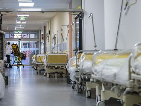 Ein Flur in einem Krankenhaus, am Bildrand stehen Patuentenbetten bereit.