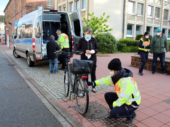 Alles in bester Ordnung: Am Rad dieser Fahrradfahrerin, die am frühen Mittwochmorgen in der Rastatter Kaiserstraße unterwegs ist, kann die junge Polizeibeamtin keinerlei Mängel feststellen.