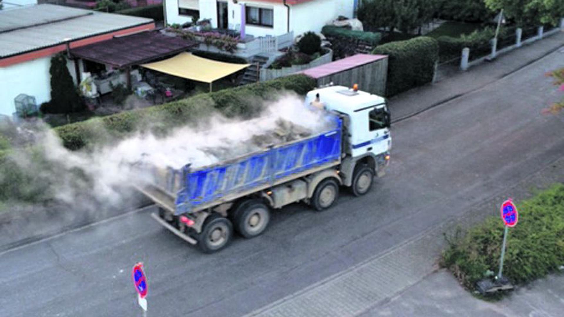 Ein Lastwagen fährt durch Niederbühl.