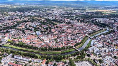 Luftbild, aus einem Flugzeug aufgenommen, der Rastatter Innenstadt. Rund 38.000 Bürgerinnen und Bürger in Rastatt sind aufgerufen, ein neues Stadtoberhaupt für acht Jahre zu wählen.