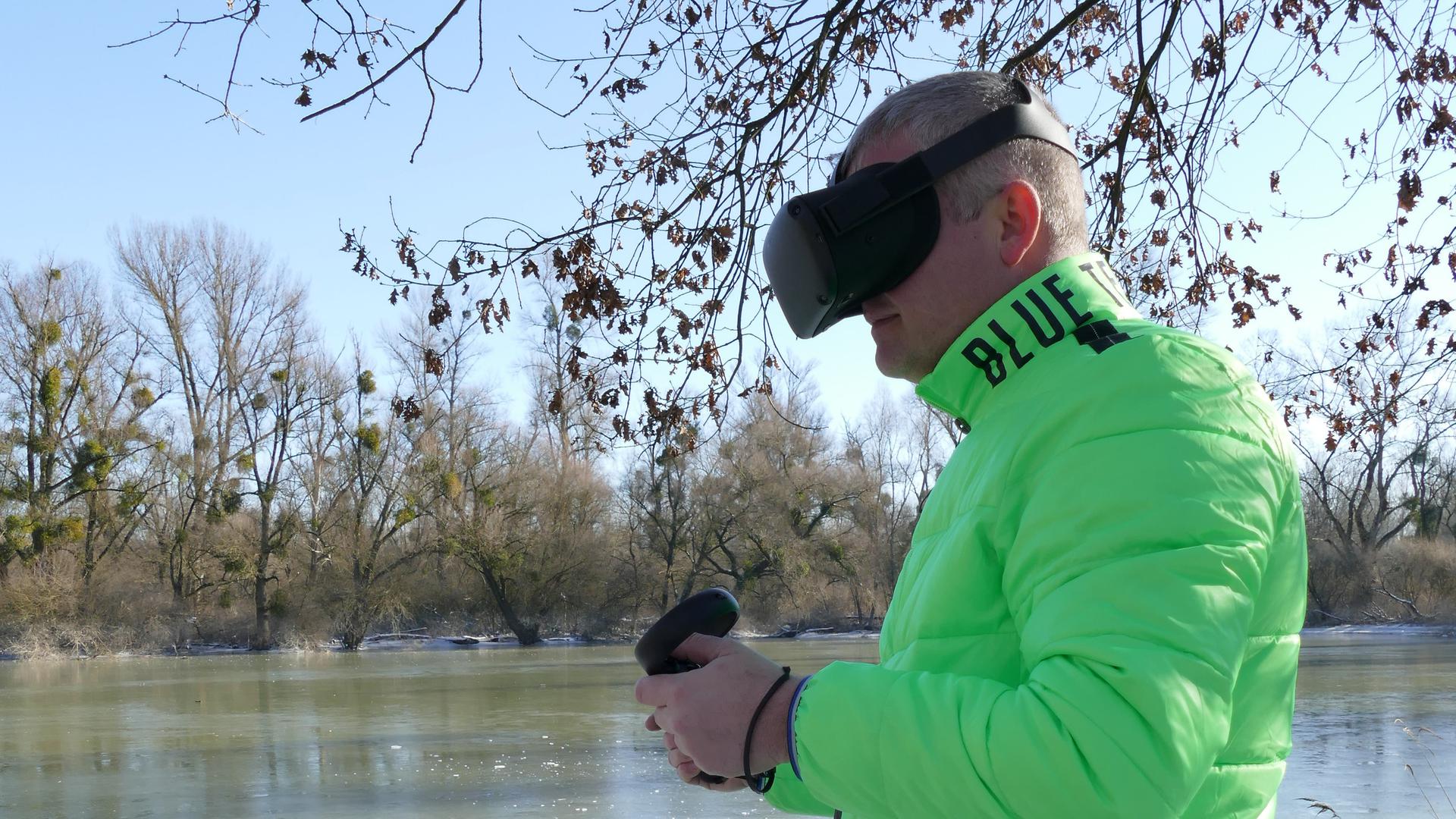 Virtuelle Natur: Michael Butz mit einer VR-Brille, mit der man in Zukunft virtuell durch die Gemarkung Plittersdorf streifen kann. 