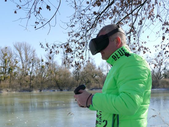 Virtuelle Natur: Michael Butz mit einer VR-Brille, mit der man in Zukunft virtuell durch die Gemarkung Plittersdorf streifen kann. 