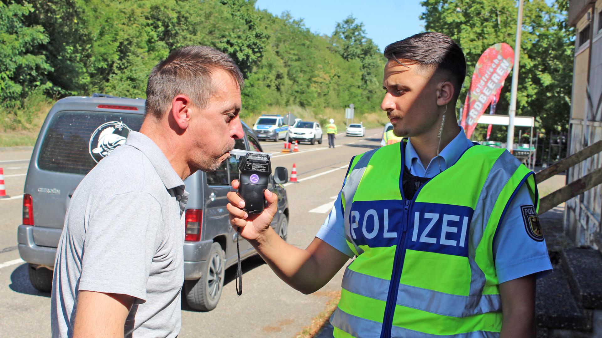 Verkehrskontrolle am Grenzübergang Wintersdorf: Der Fahrer, der hier pustet, hatte null Alkohol im Blut und durfte weiterfahren.