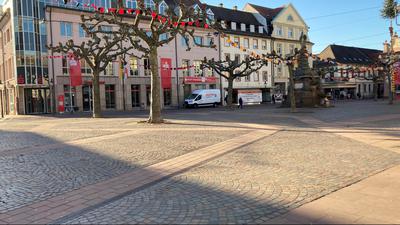 Der leere Marktplatz in Rastatt mit Blick auf die Sparkasse.