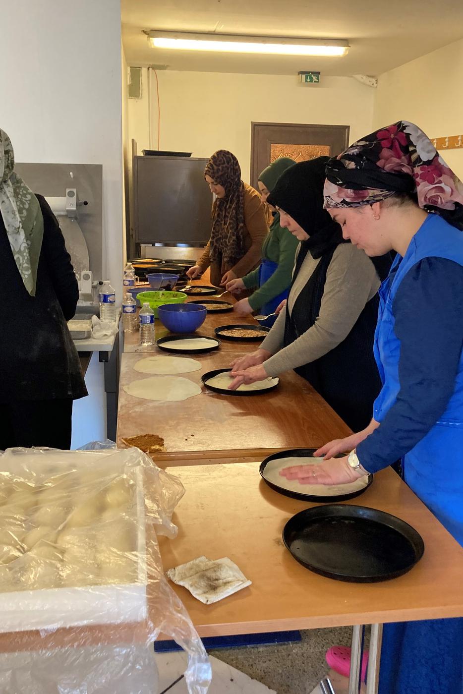 Frauen kochen in der Ditib Moschee in Rastatt.