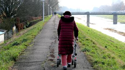 Nicht ungefährlich: Eine ältere Dame mit Rollator bewegt sich auf dem Murgdamm in Richtung der Rheinauer Brücke. Das Wegstück im Gewann Bittler ist marode und soll zeitnah saniert werden.