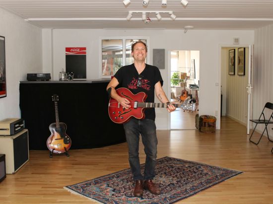 Musiker Nicolas Sturm mit Gitarre in seinem Kreativzentrum in Rastatt