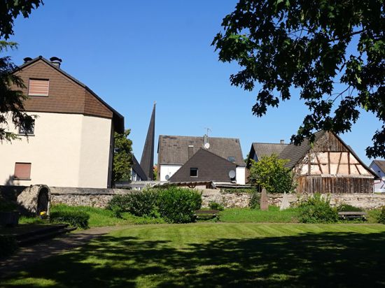 Blick auf Niederbühl mit charakteristischem Kirchturm