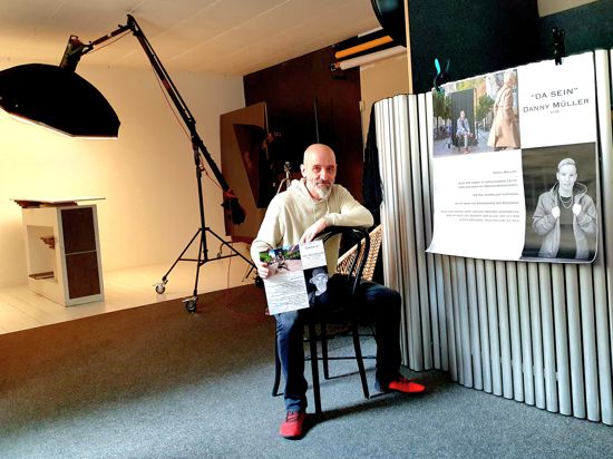 Ein Mann sitzt in seinem Foto-Atelier