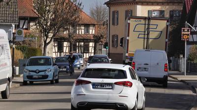 Viel Verkehr: Durch die Dorfstraße in Wintersdorf quälen sich täglich tausende Pendler aus dem benachbarten Elsass.