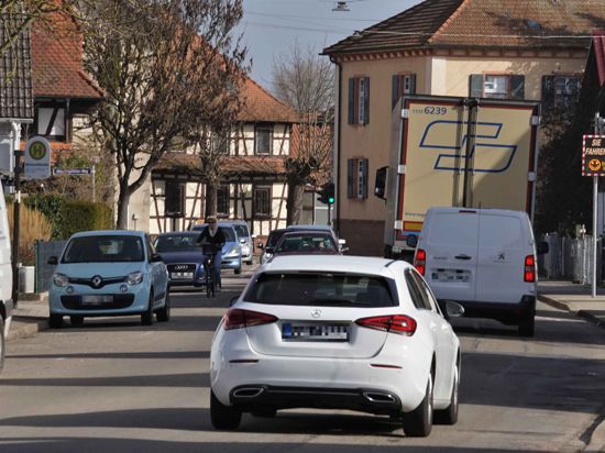 Viel Verkehr: Durch die Dorfstraße in Wintersdorf quälen sich täglich tausende Pendler aus dem benachbarten Elsass.
