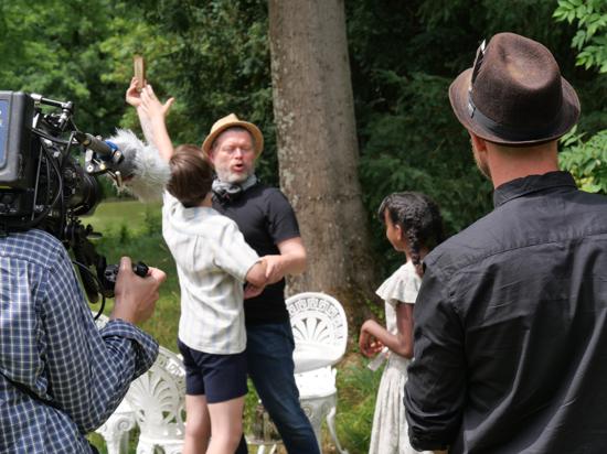 Regisseur Marco Gadge mit den Jungschauspielern Luis Packard und Mahlet Paulke im Garten des Rastatter Schlosses Favorite.