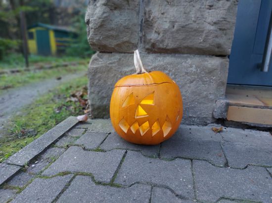 Halloweenkürbis an Eingang von Schülerhort in Ottersdorf