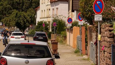 Halte- und Parkverbotsschilder an der Murgtalstraße im Rastatter Stadtteil Niederbühl?