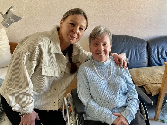 Glücklich: Für Tanja Koelmel (links) und ihre Mutter Franziska Resch ist der Umzug ins Kurana-Haus Franziskus in Gaggenau ein Glücksfall. Die 76-Jährige blüht dort spürbar auf. 