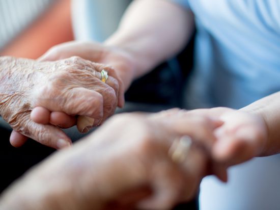 Zum Themendienst-Bericht vom 30. Mai 2022: Pflege kostet Kraft: Pflegende Angehörige sollten daher gut auf ihre eigenen Bedürfnisse achten und Unterstützung annehmen.