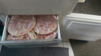 Hungerstiller: Das Kühlfach von Hartz-IV-Empfänger Ewald Schmidt aus Rastatt ist voll mit Tiefkühlpizzen. Oft bricht er die Pizzen in zwei Hälfte. Damit passt mehr in das Kühlgerät.